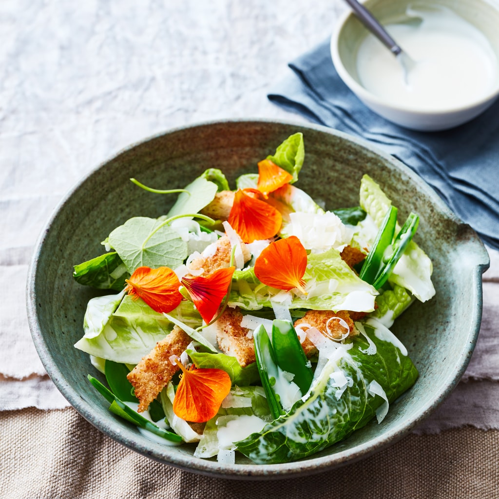 Caesar salade met vegetarische schnitzel